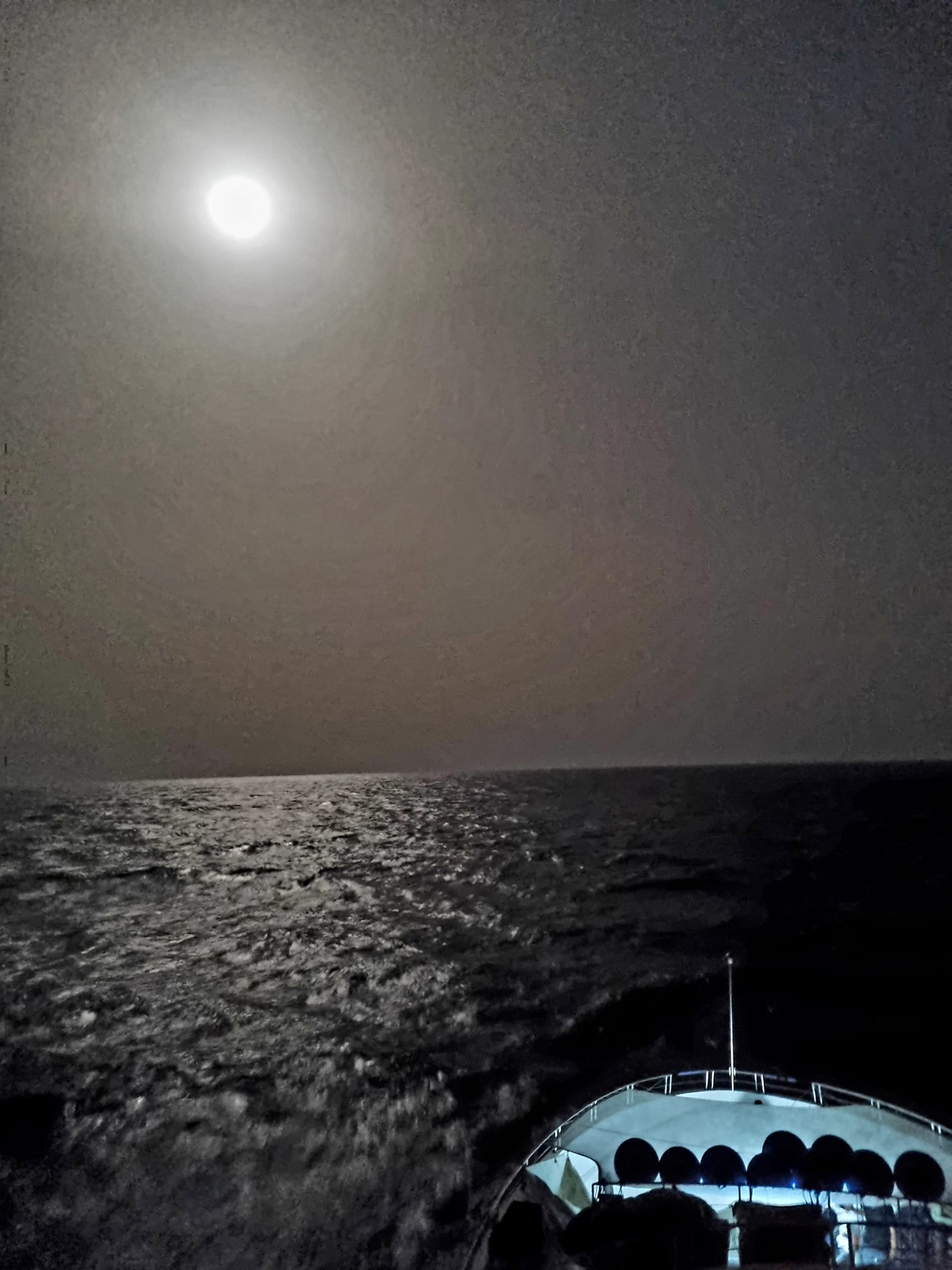 łódka na morzu w nocy