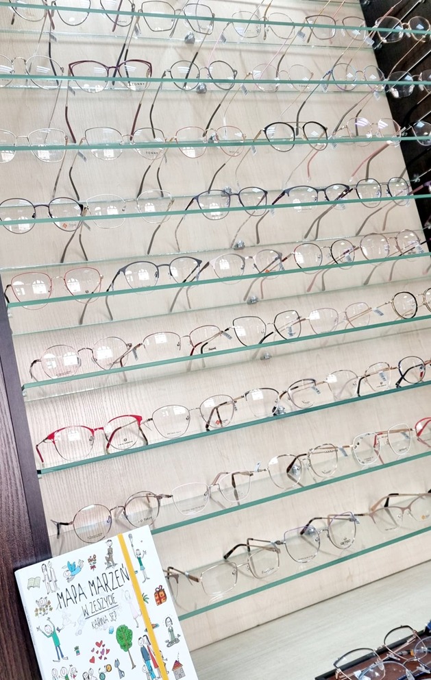 ściana pełna okularów u okulisty