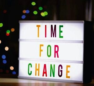 tęczowy led z tekstem "Time For Change"