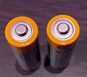 2 baterie stojące na stole